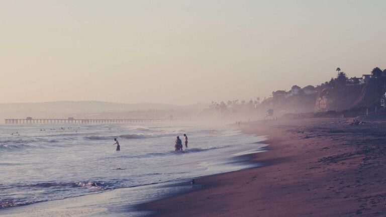 Verkehrsregeln im Vergleich: Die wichtigsten Unterschiede zwischen Deutschland und Österreich für ausländische Fahrer